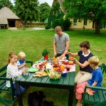 Mittagspause mit der Familie auf dem Hof